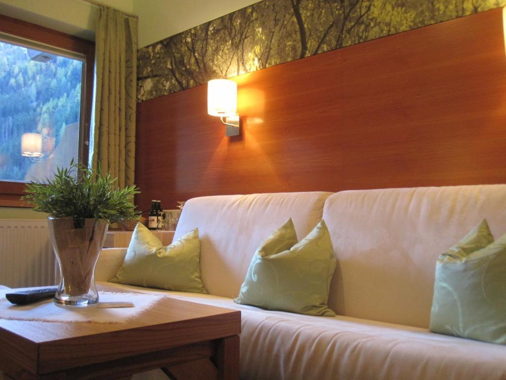 Hotel Garni Romantika Sankt Leonhard im Pitztal Chambre photo